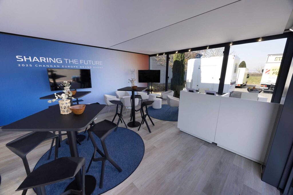 Changan Roadshow 2025 – Innenbereich Lounge mobiler Showroom