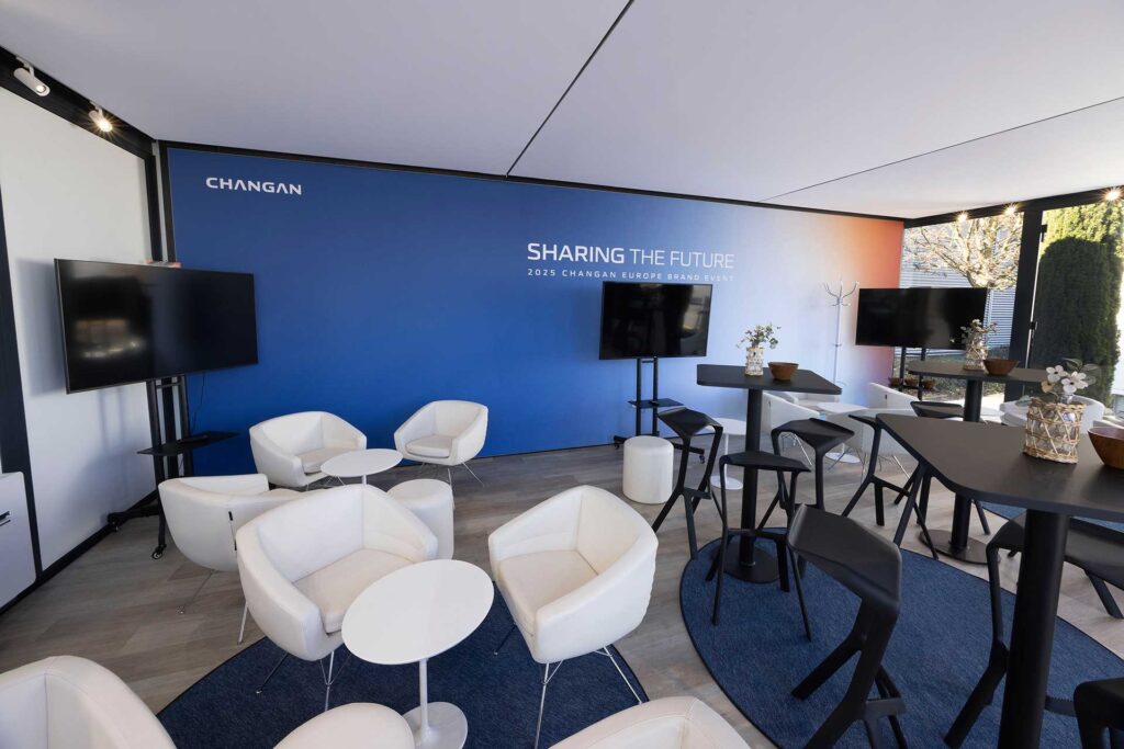 Changan Roadshow 2025 – Präsentationsbereich mit digitalen Screens Innenansicht