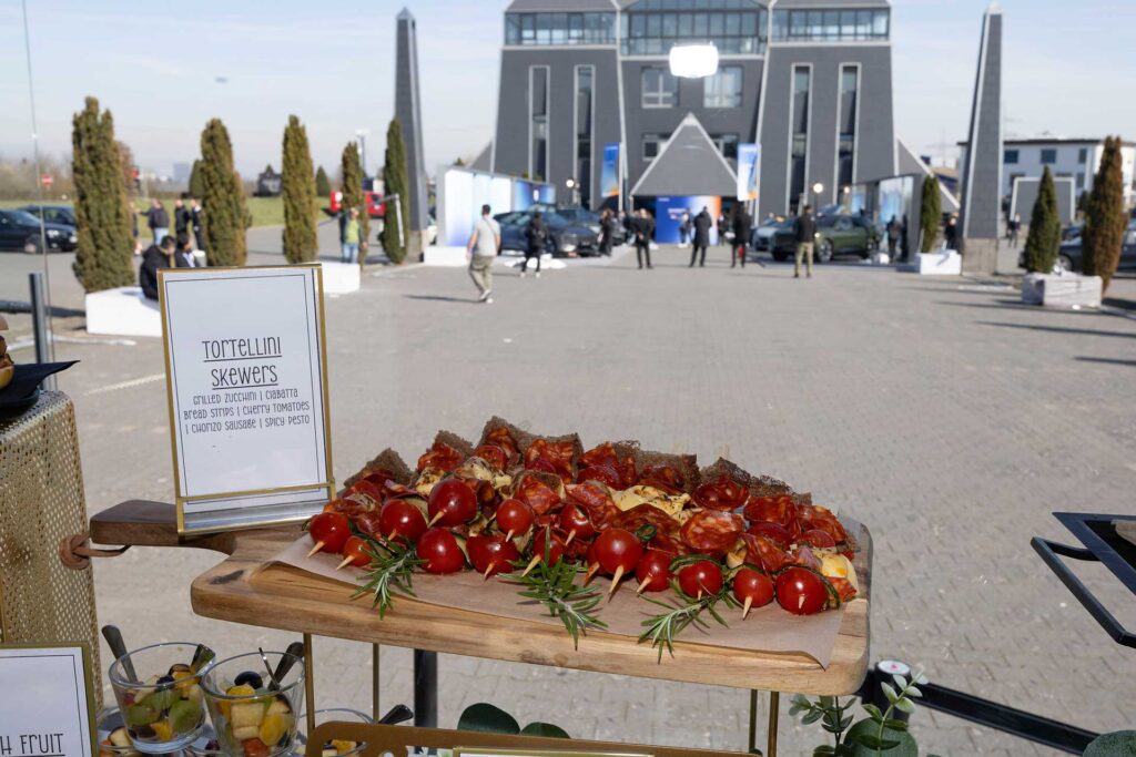 Changan Roadshow 2025 – Catering und Event-Bereich Container-Showroom