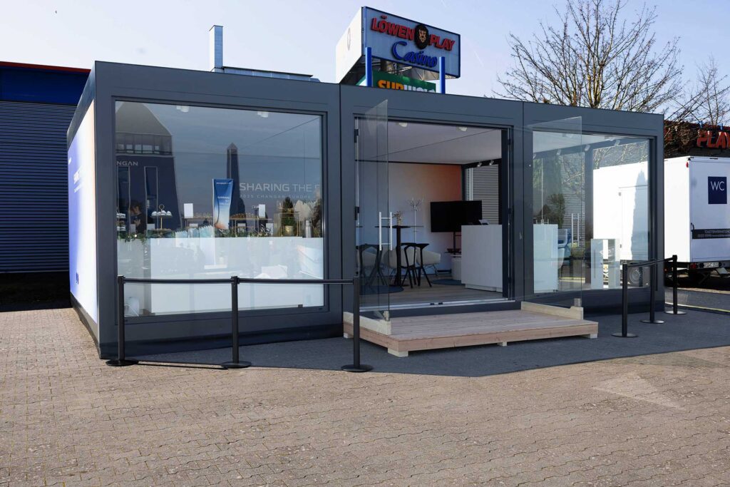 Changan Roadshow 2025 – Container-Showroom Außenansicht mit Besuchern