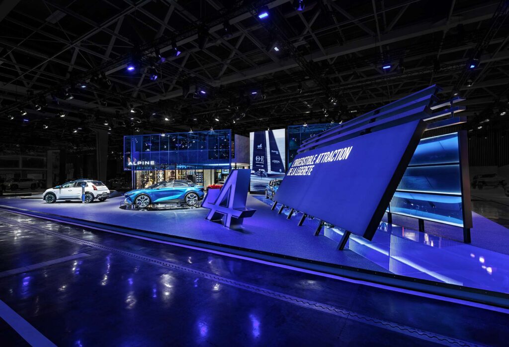 Alpine Messestand Paris Motor Show 2024 – Außenperspektive mit blauem Lichtkonzept