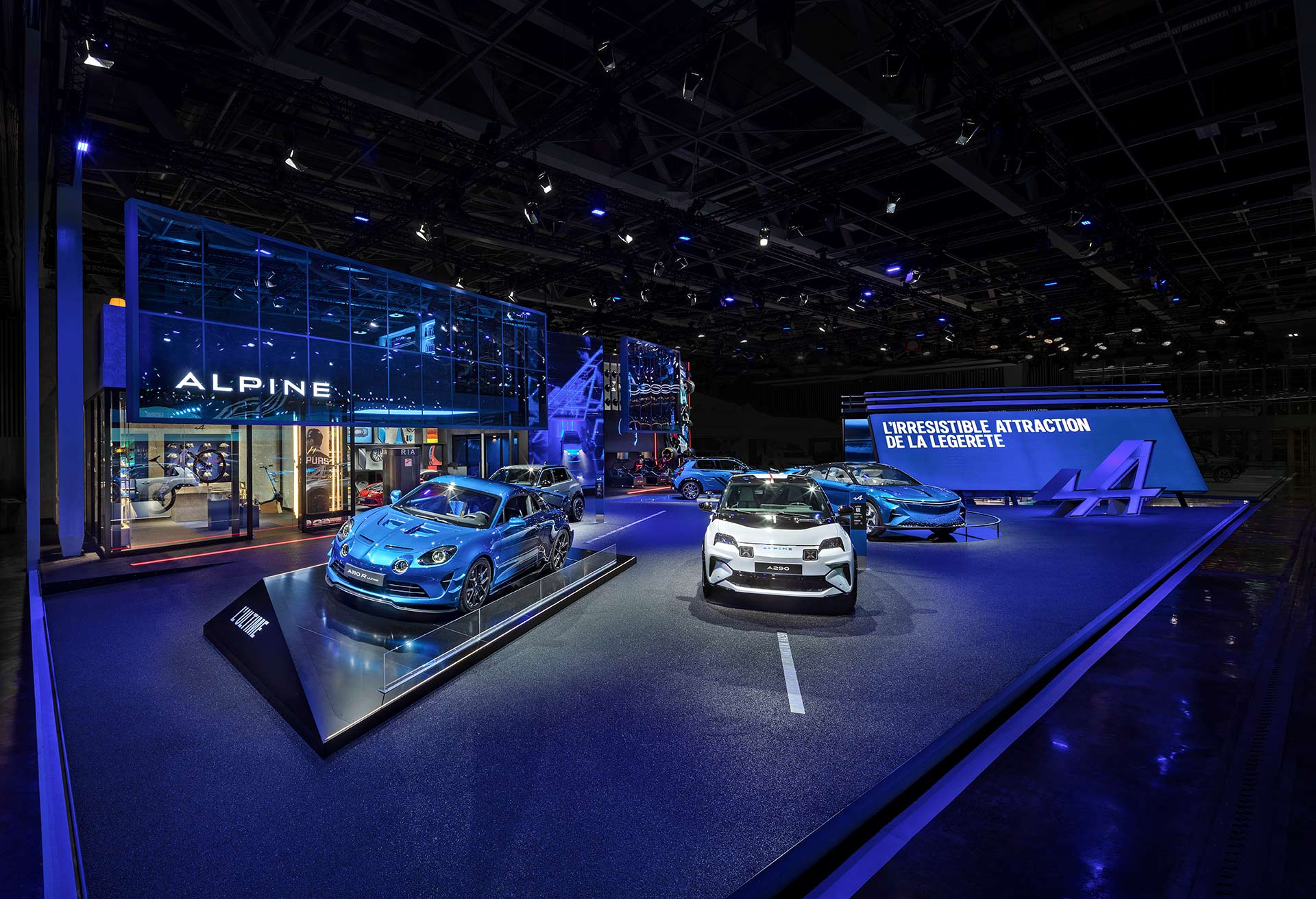 Messebau Alpine Paris Motor Show 2024 – Gesamtansicht Ausstellungsstand mit Fahrzeugpräsentation, realisiert von B+ Markenkommunikation