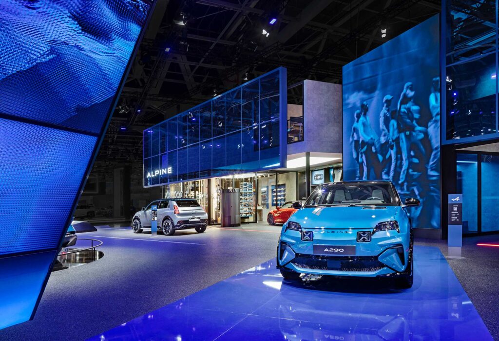 Alpine Fahrzeugpräsentation Paris Motor Show 2024 – Messebau B+ Markenkommunikation