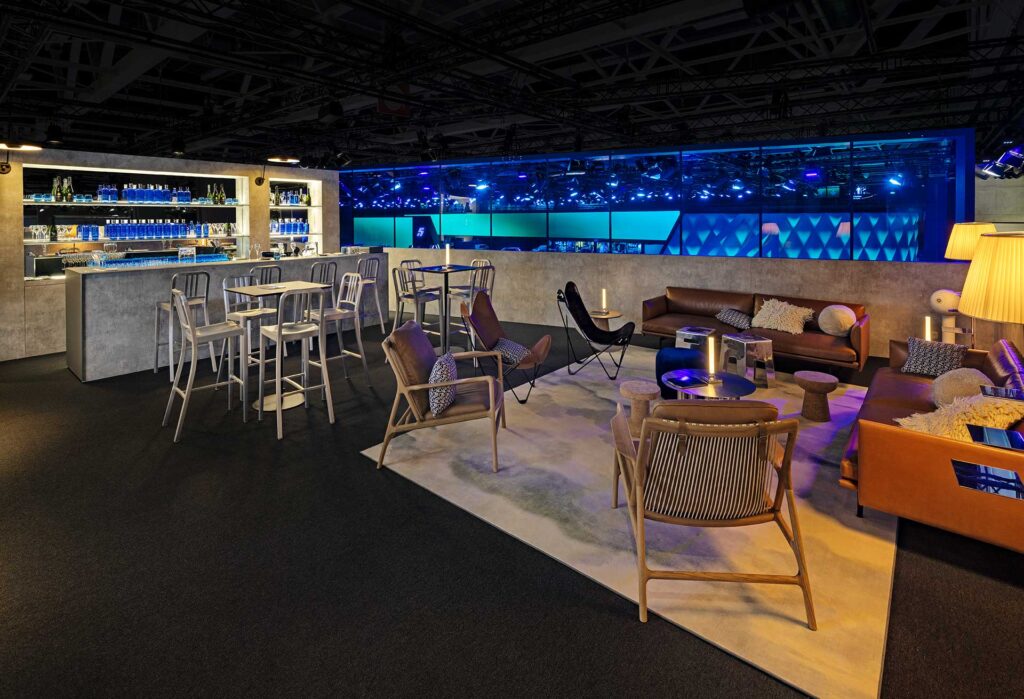 Alpine Messestand Innenbereich Paris Motor Show 2024 – Lounge und Hospitality Area