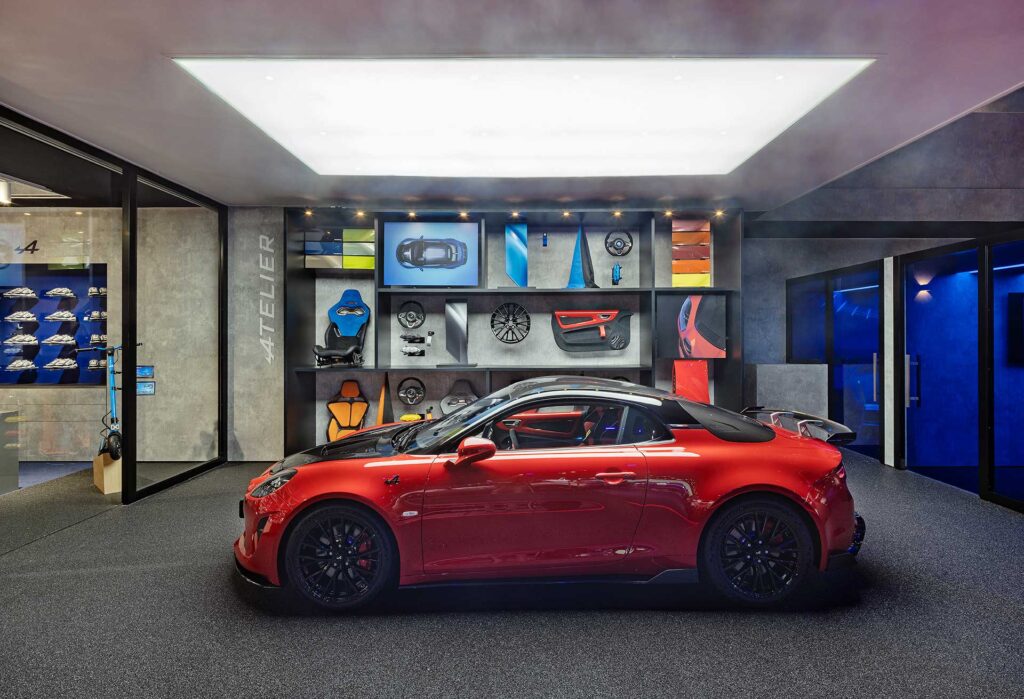 Alpine A110 Messestand Paris Motor Show 2024 – rotes Sportfahrzeug Ausstellung